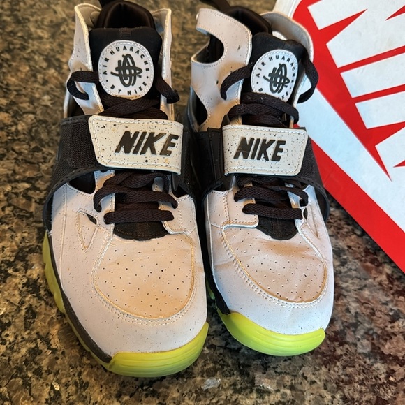 Nike air trainer huarache premium 647591 Shoes - Black and Yellow EUC 10.5 - Picture 4 of 16